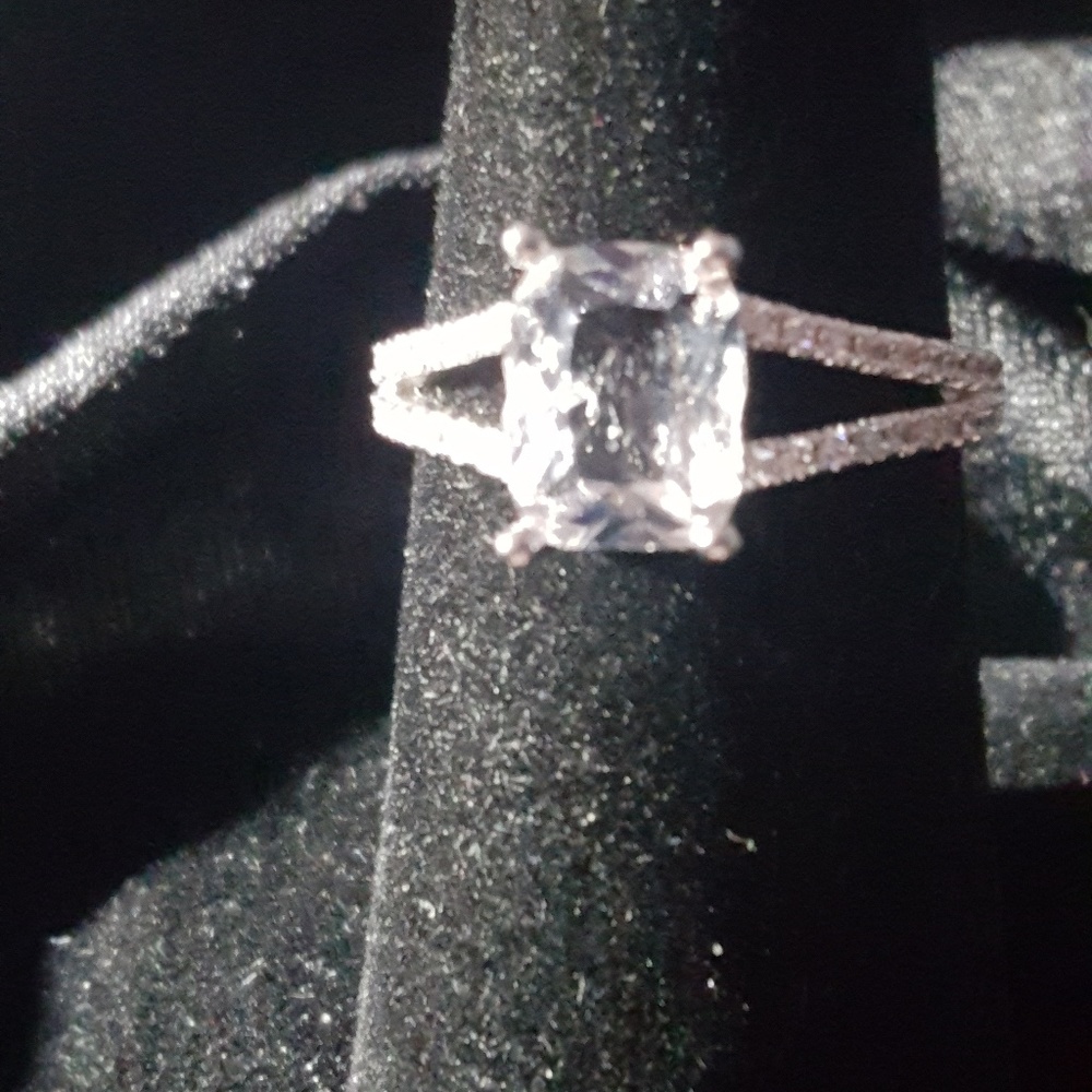 Clear Crystal Fashion Ring SZ 7 NWOT
